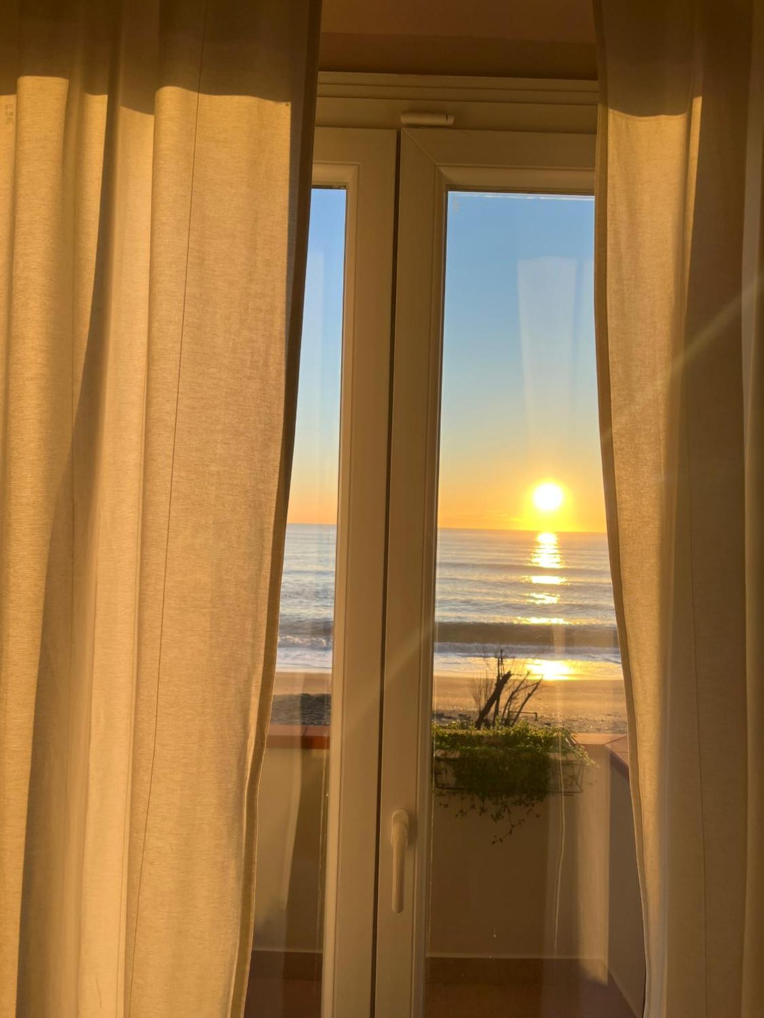 Casamare Una Casa Sulla Spiaggia Nelle Marche Porto Potenza Picena Exterior foto