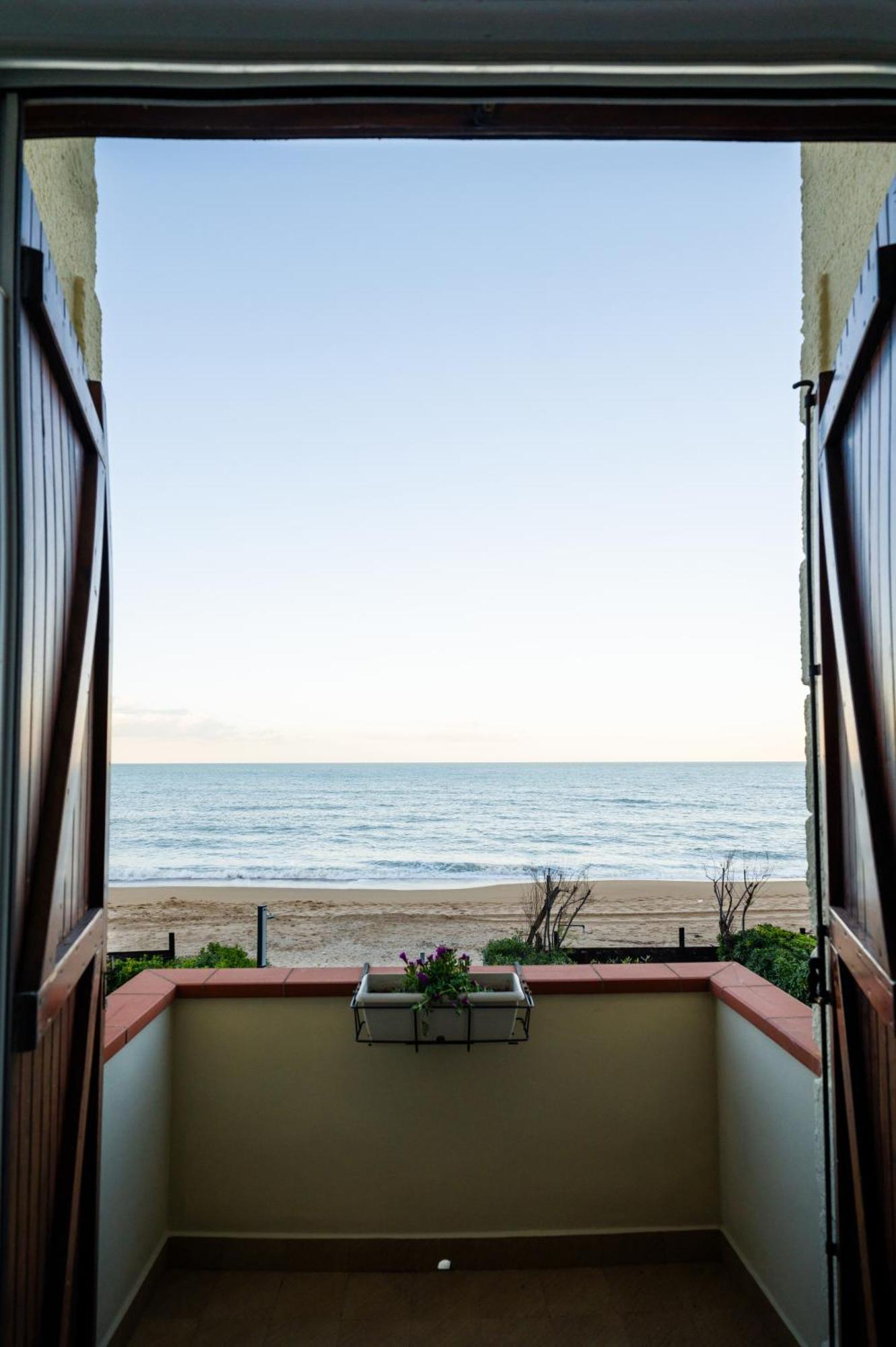 Casamare Una Casa Sulla Spiaggia Nelle Marche Porto Potenza Picena Exterior foto