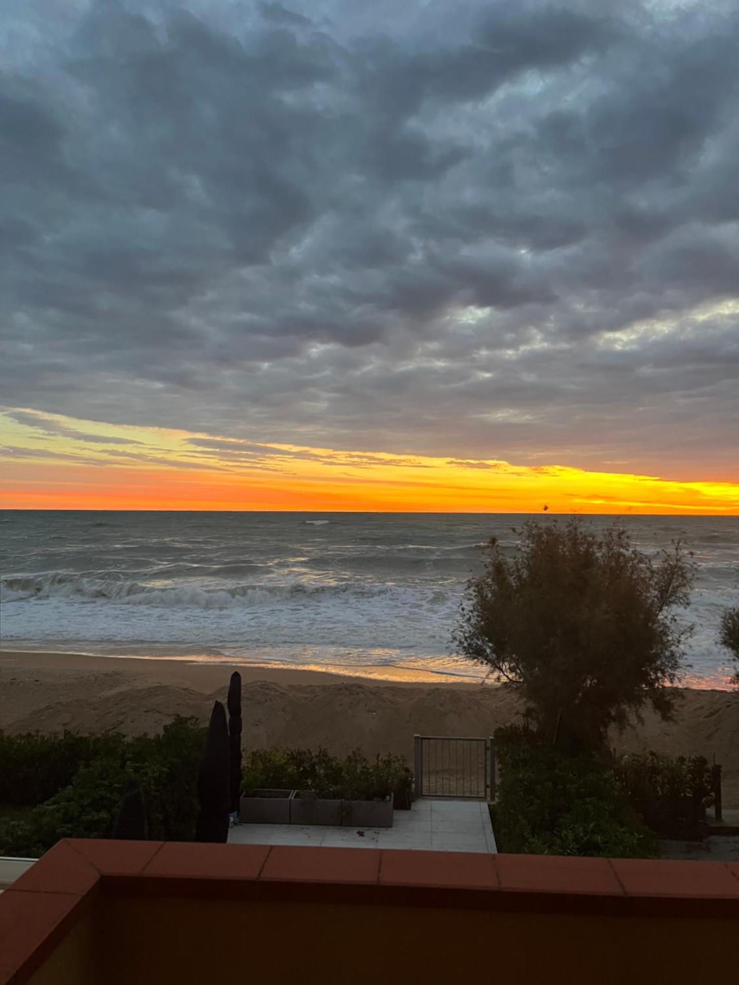 Casamare Una Casa Sulla Spiaggia Nelle Marche Porto Potenza Picena Exterior foto