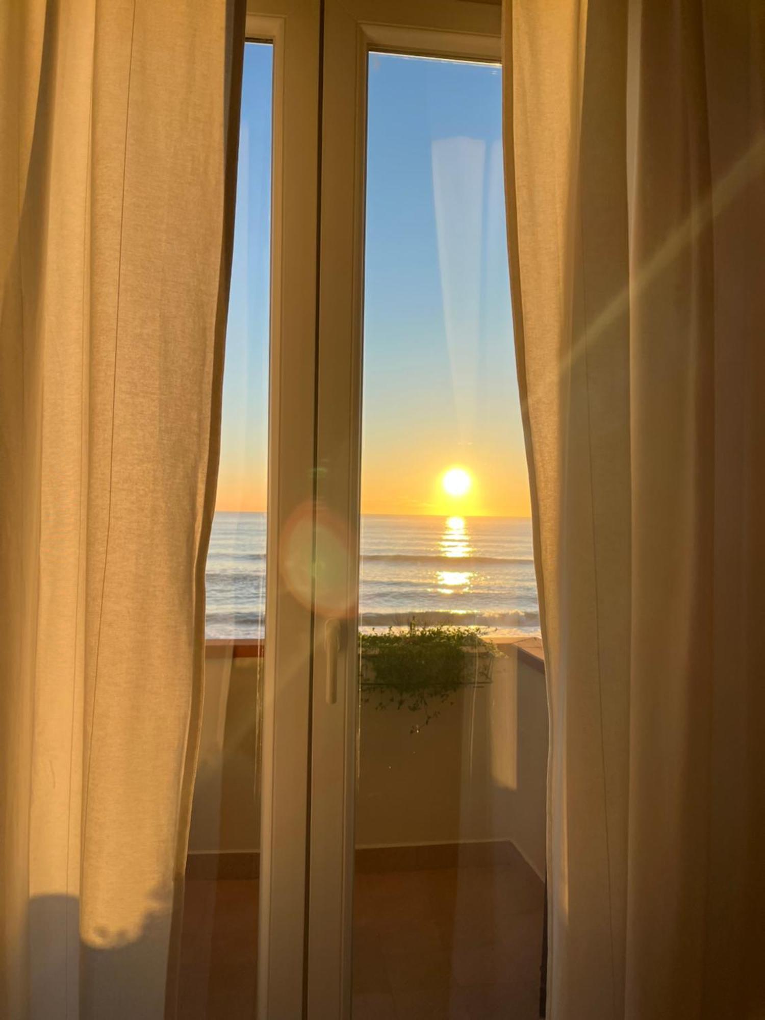 Casamare Una Casa Sulla Spiaggia Nelle Marche Porto Potenza Picena Exterior foto