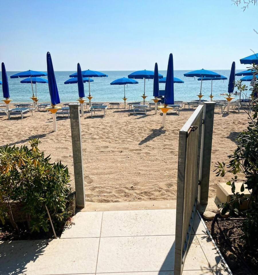 Casamare Una Casa Sulla Spiaggia Nelle Marche Porto Potenza Picena Exterior foto